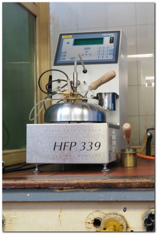 Automatický analyzátor bodu vzplanutí v uzavřeném kelímku Herzog Pensky-Martens HFP 339